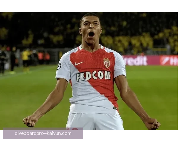 姆巴佩在关键战中展现领袖风范，助球队实现逆转胜利表现亮眼