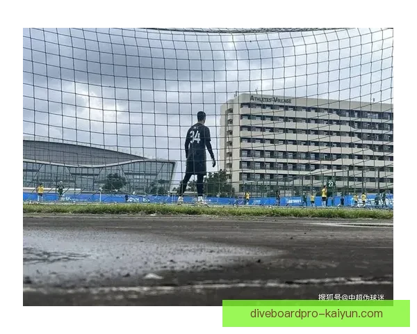 中超球队赛衣设计逐渐多样化，展示各队文化与特色