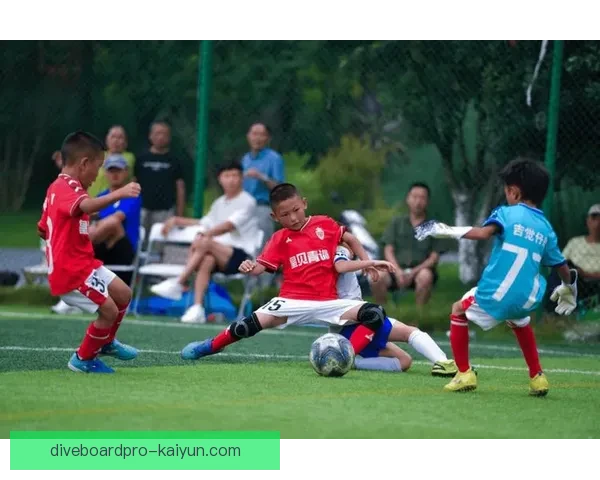 冰岛联赛特点：节奏快对抗强，夏季赛制独特，青训体系支撑本土球员成长